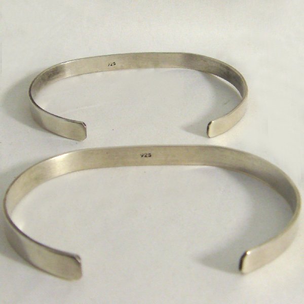 (b1237)Silver clamp bracelet with engraved name.